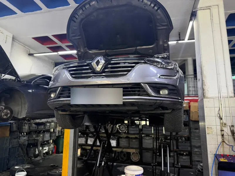 EDC şanzıman işlemi için lifte alınmış Renault Talisman